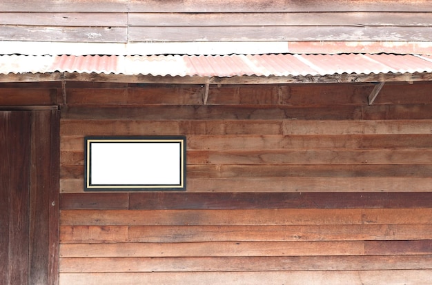 Leeg bord aan de muur houten huis