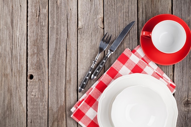 Leeg bord en bestek op houten tafel