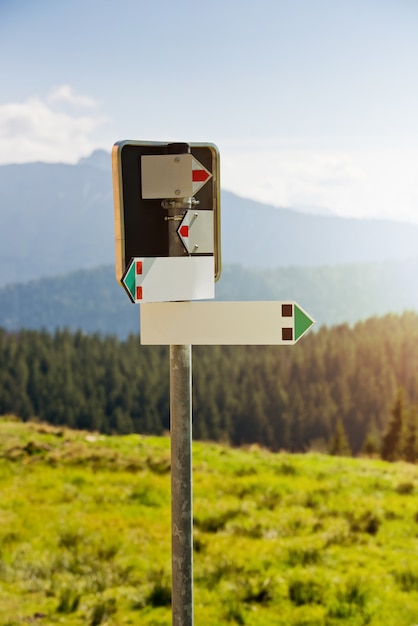 Leeg bord met bergen en bos