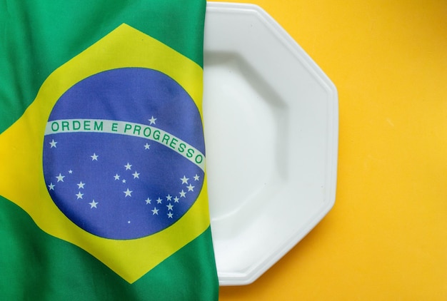 Leeg bord met Braziliaanse vlag op hoogste honger in Brazilië