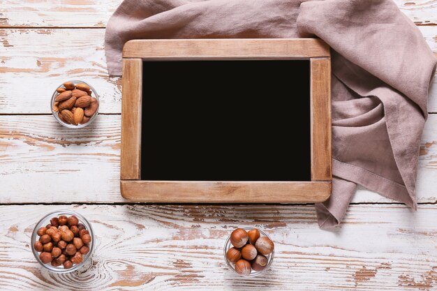 Leeg bord met gezonde noten op witte houten oppervlak