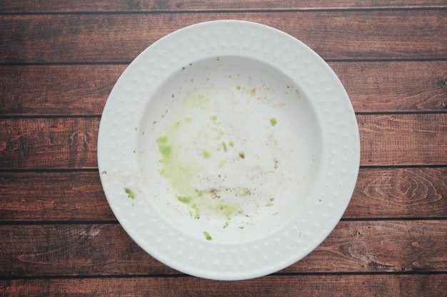 Leeg bord na het eten op tafel