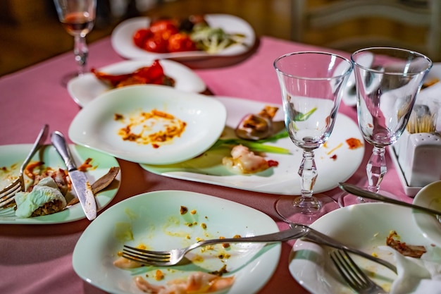 Leeg bord na het eten van voedsel Verspild voedsel op feestelijke tafel na het etentje