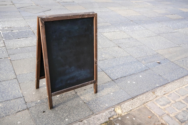 Leeg bord op de straatbestrating. Mockup om uw eigen tekst toe te voegen.