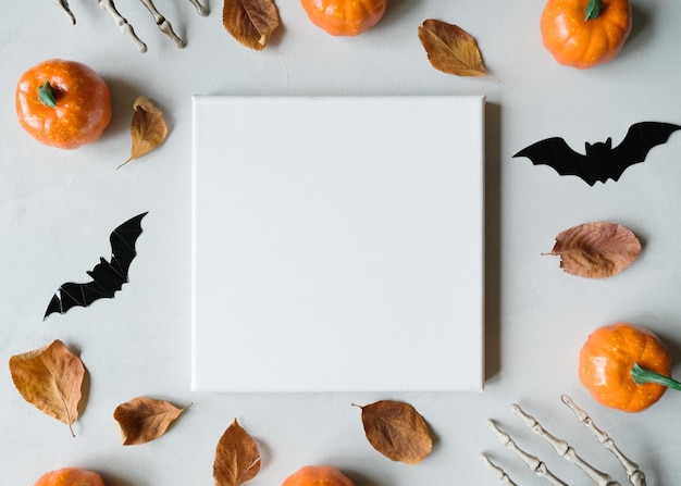 Leeg canvasframe en Halloween-decoratie Bovenaanzicht