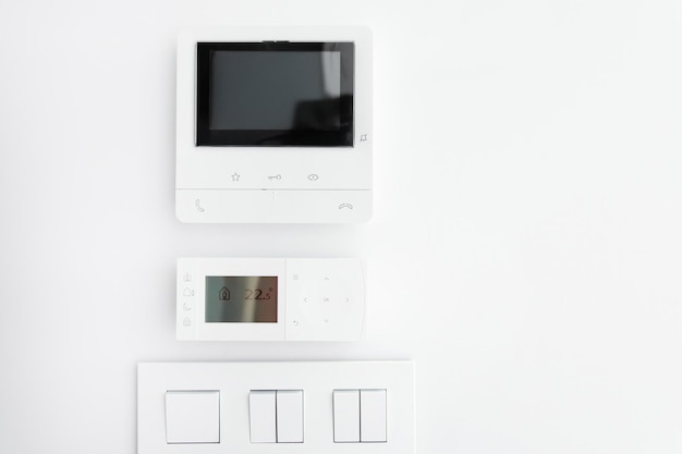 Leeg display van modern intercom airconditioning controlepaneel en lichtschakelaars op witte muur gratis kopieerruimte