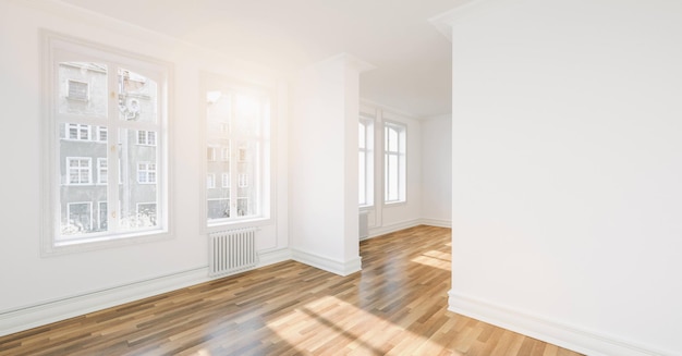 Leeg door kamer in oud huis met eiken parket