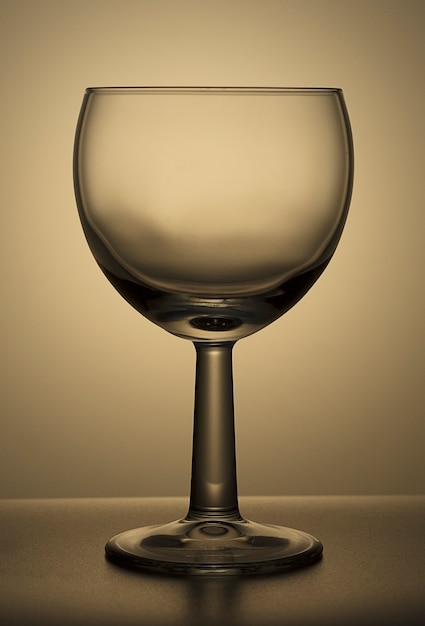 Leeg drinkglas op een glasraad.