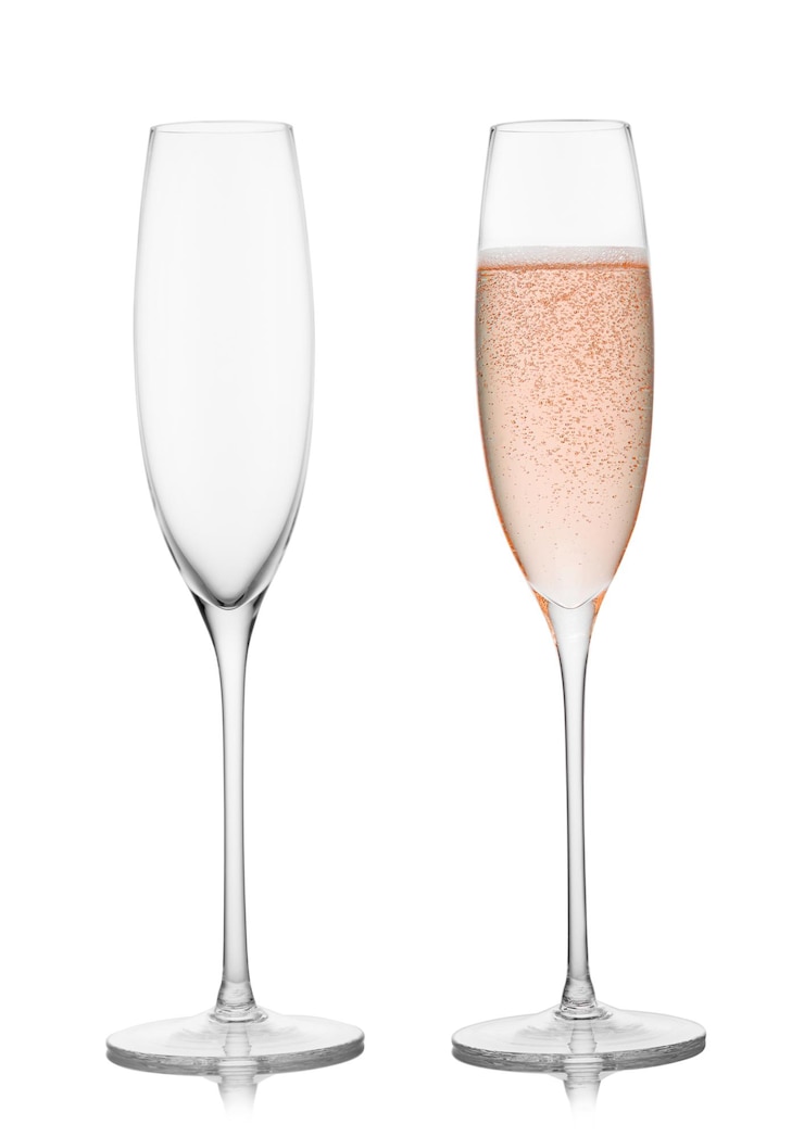Foto leeg en vol origineel glas met roze roze champagne op witte achtergrond