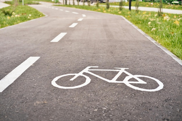 Leeg fietspad in de stadsstraat Fiets verkeersbord op het asfalt