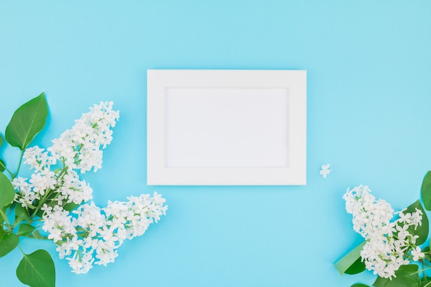 Leeg frame met witte bloemen