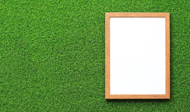 Leeg frame voor foto of tekst met een wit vel op een achtergrond van groen gras