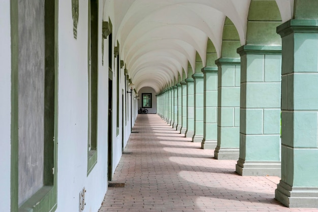 Leeg gang van het gebouw