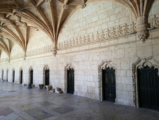 Leeg gang van Mosteiro dos Jeronimos