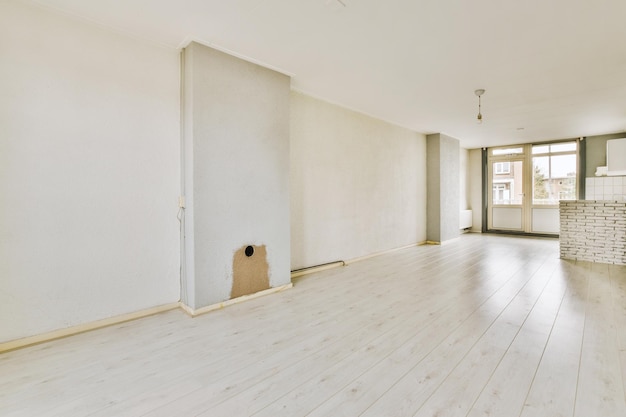 Leeg gangje van het gebouw