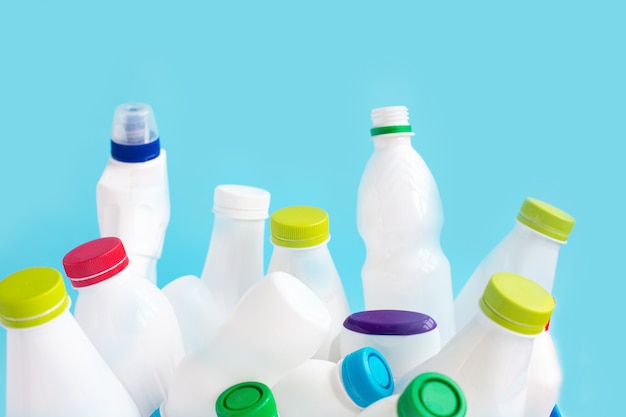 Leeg Gebruikte witte plastic flessen voor recyclebaar afval