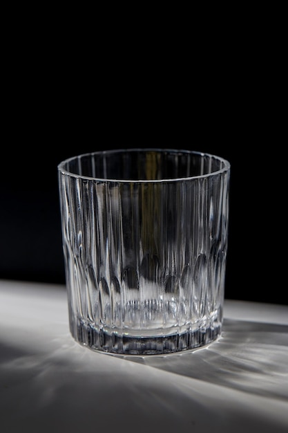 leeg gefacetteerd glas op tafel