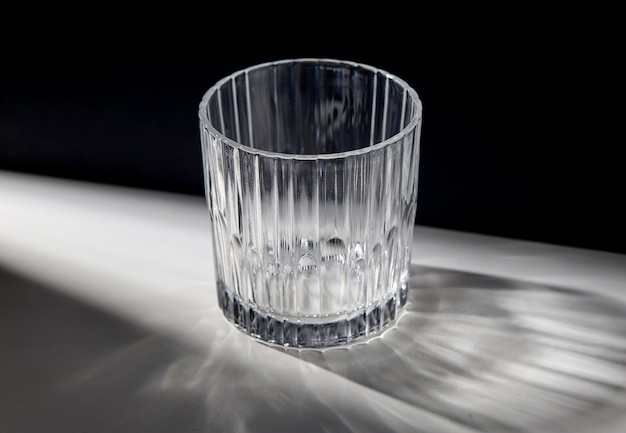 leeg gefacetteerd glas op tafel