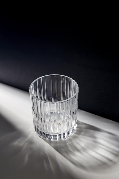 leeg gefacetteerd glas op tafel
