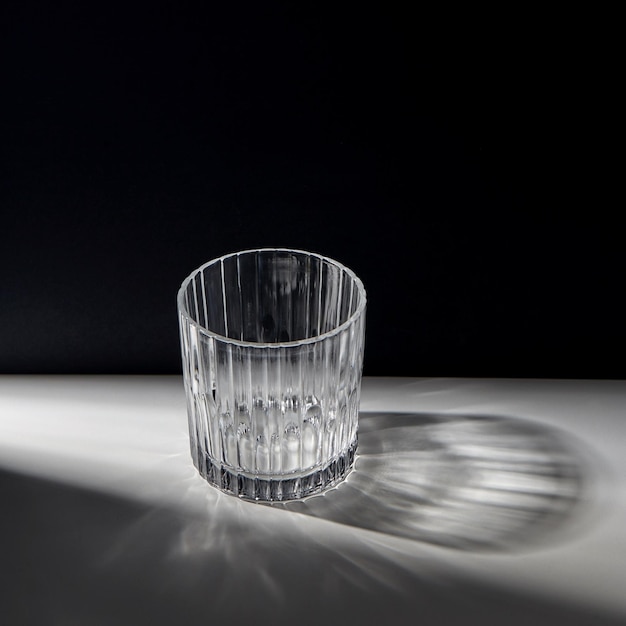 leeg gefacetteerd glas op tafel
