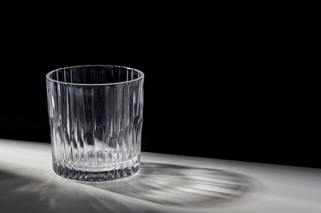 leeg gefacetteerd glas op tafel