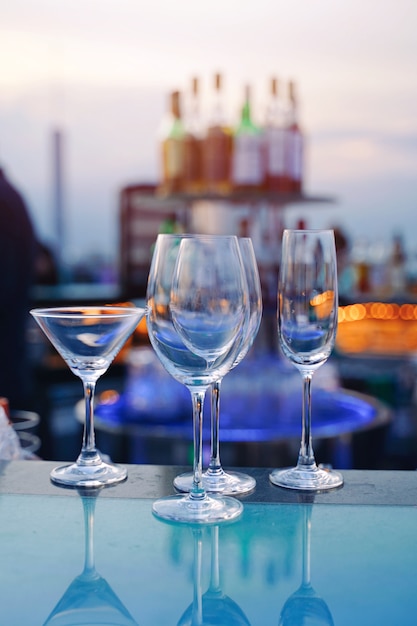 Leeg glas cocktail en champagne op teller bar van barman in luxe dak