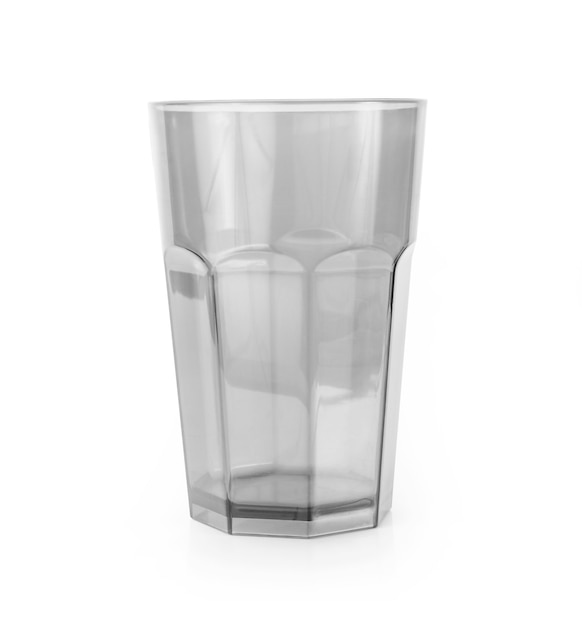 Leeg glas dat op een wit wordt geïsoleerd.