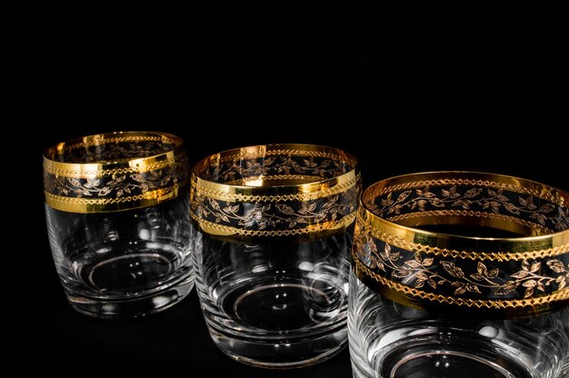 Leeg glas voor whisky brandy of xAbourbon geïsoleerd op zwarte achtergrond Close-up foto van tumbler