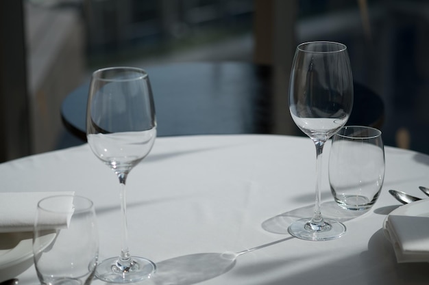 Leeg glas water op de tafel