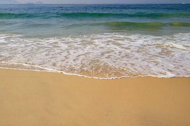 Leeg golvend strand op de mooie zonnige dag