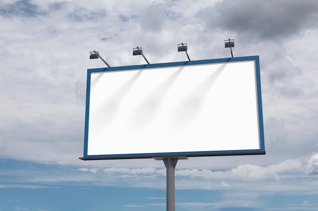 Leeg groot reclamebord op een blauwe hemel met wolken.