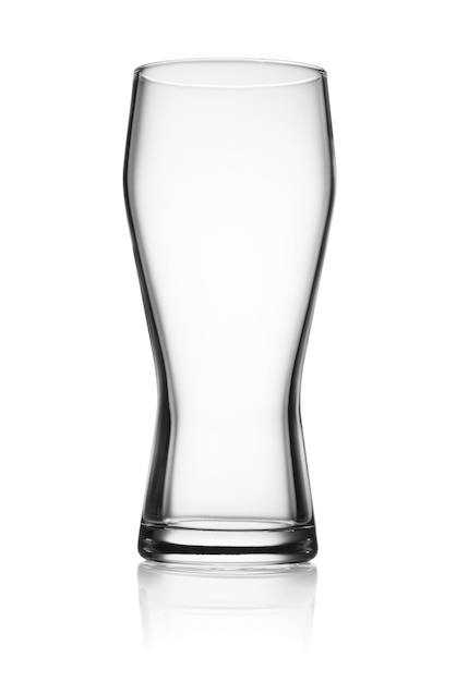 Leeg helder transparant glas voor bier geïsoleerd op een witte achtergrond.