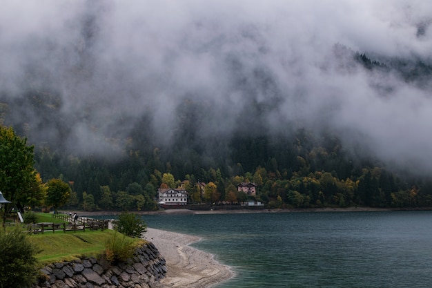 Leeg herfstmeer, bedekt met mist