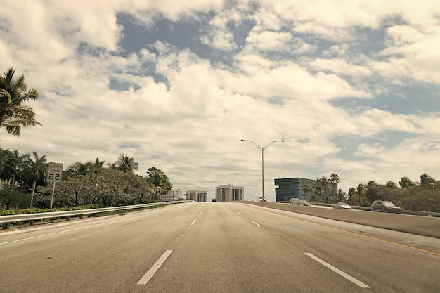 Leeg hoge weg op bewolkte buiten in Palm Beach Florida USA snelweg