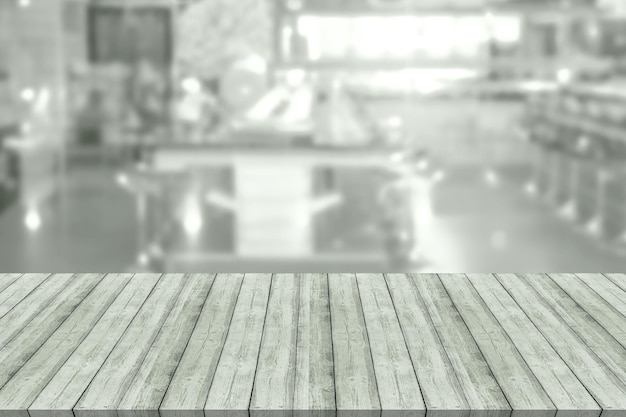 Leeg houten bord ruimte platform met wazig restaurant achtergrond