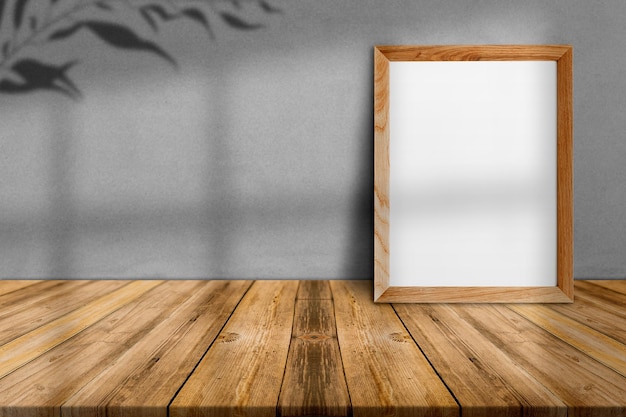 Leeg houten frame op tropische houten vloer en grijze papieren muur, sjabloonmodel voor het toevoegen van uw inhoud
