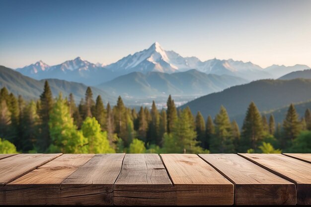 Leeg houten plank met een wazige bergketen erachter