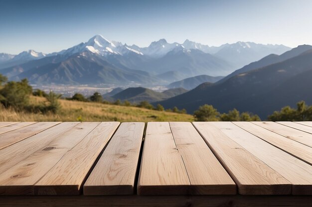 Leeg houten plank met een wazige bergketen erachter