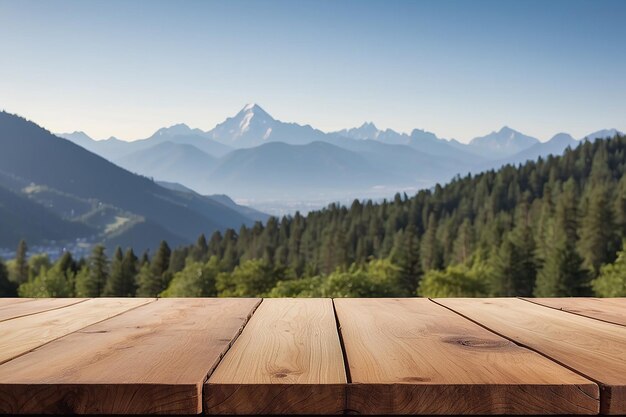 Leeg houten plank met een wazige bergketen erachter