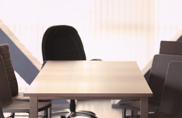 Leeg houten tafel en stoelen in de vergaderzaal