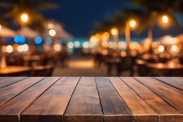 Foto leeg houten tafel met bokeh lichten en vervaagde beach cafe resort achtergrond's nachts