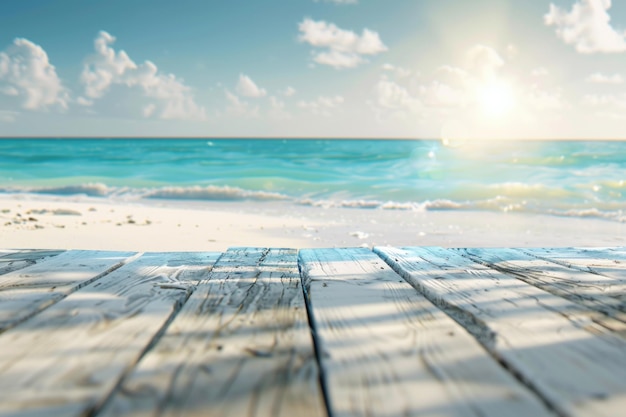 Leeg houten tafel met uitzicht op het zonnige strand en de zee