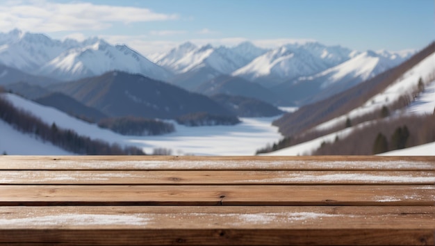 Leeg houten tafel op een vervaagde sneeuwberg achtergrond