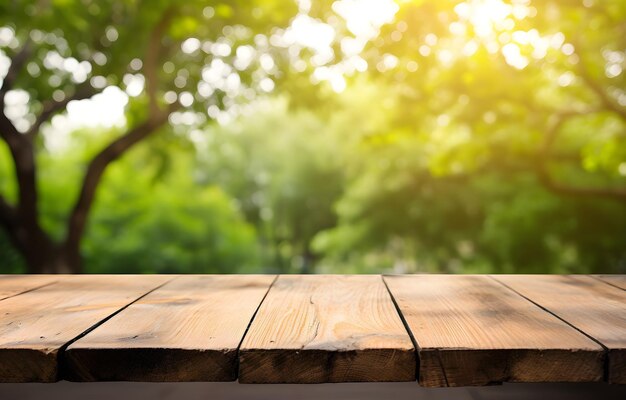 Leeg houten tafel op wazige natuur citrusbomen tuin