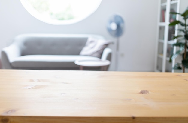 Leeg houten tafelblad en wazige woonkamer mock-up voor productweergave