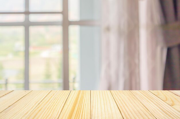 Leeg houten tafelblad met gordijn abstracte wazige achtergrond voor productweergave