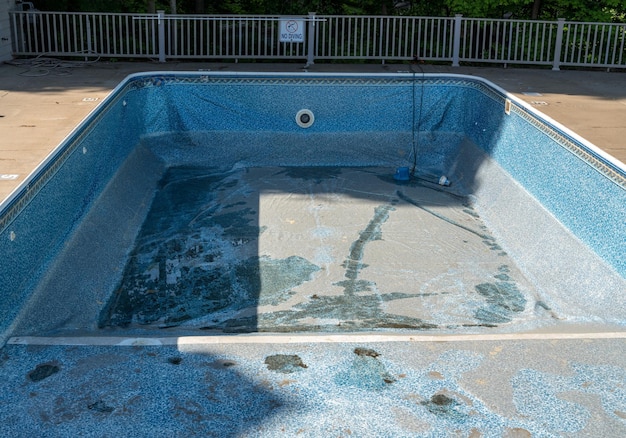 Leeg in de grond zwembad klaar voor vervanging van oude vinyl voering of liner