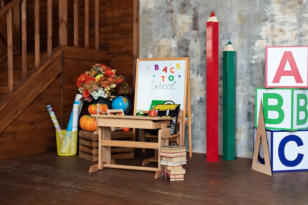 Leeg interieur klaslokaal met schoolbord en houten tafel.