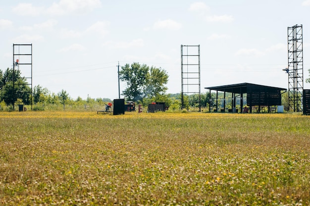 Leeg jachtgeweer-trainingsveld met groen gras en platmachines