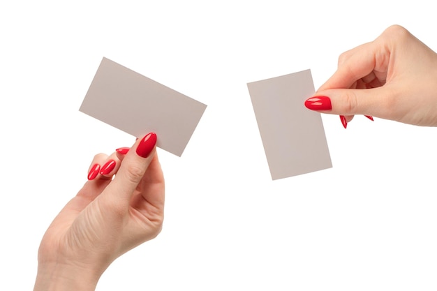 Leeg kaart in de hand van een vrouw met rode nagels op een witte achtergrond